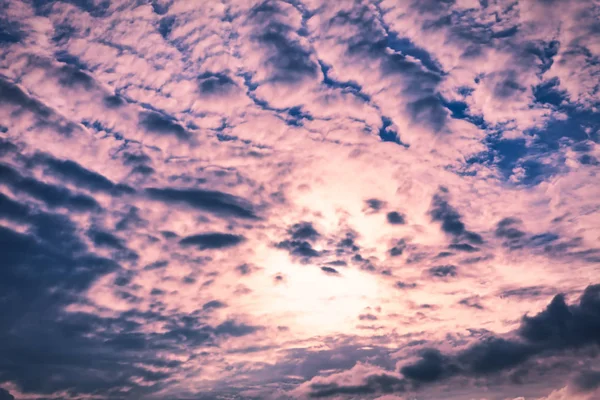 Impressionante Rosa Romantico Cielo Tramonto Con Nuvole — Foto Stock