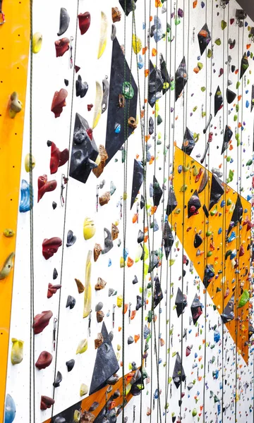 Крытая Высокая Скалолазание Стена Веревками Полными Цветные Трюмы — стоковое фото
