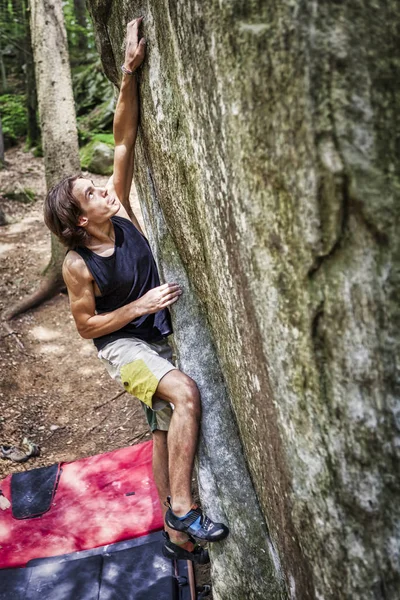 Starker Junge Klettert Freien Auf Einen Großen Granitstein Der Weit — Stockfoto