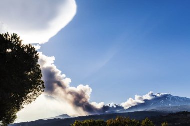 Büyük buhar bulutlu gün batımında Noel sırasında patlayan etna Dağı