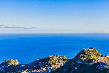 Dağlar ve mavi gökyüzü ile deniz manzara