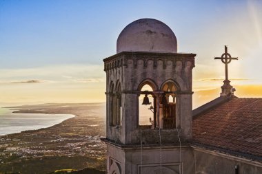 Kilise ve çapraz ve deniz castelmola tarihi merkezi bakış açısıyla görünümünden etna Dağı