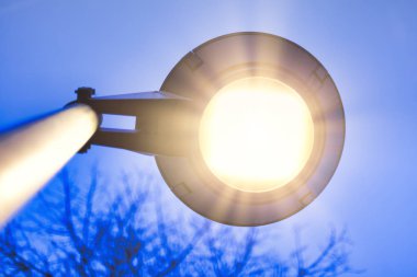 Parlayan ile sokak lambası ışık--dan dip koyu mavi gökyüzü ile görüntülendi.