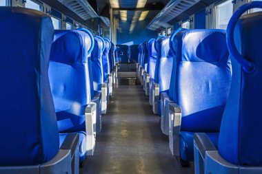 Tren mavi koltuklar ve koridor perspektif