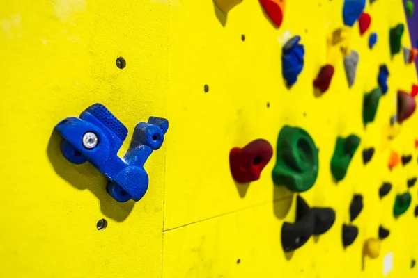 Drôle Forme Colorée Tient Sur Mur Escalade — Photo