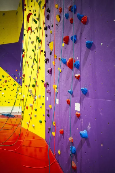 Nuevo Muro Escalada Alto Colorido Interior Con Cuerdas —  Fotos de Stock