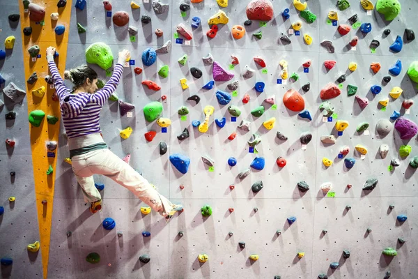 Fuerte Hermosa Chica Mujer Escalada Interior —  Fotos de Stock