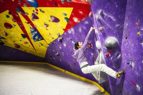 Forte Bella Ragazza Donna Arrampicata Indoor — Foto Stock