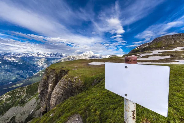 White Empty Trekking Cartel Beautiful Alpine Landscape — Stock Photo, Image