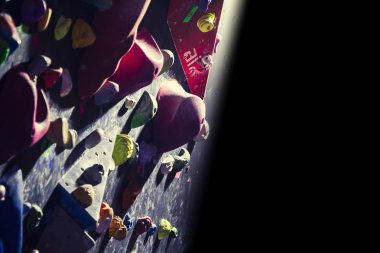 Kapalı spor salonu koyu arka plan duvar tırmanışı