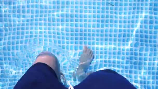 Hombre Camina Lentamente Una Piscina Con Aguas Poco Profundas Día — Vídeos de Stock