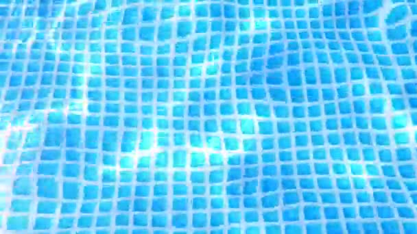 在阳光灿烂的日子里 游泳池底部有蓝色的格子 里面有水在流动 产生光学效果 — 图库视频影像