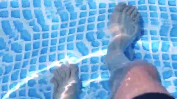 Hombre Camina Lentamente Una Piscina Con Aguas Poco Profundas Día — Vídeos de Stock