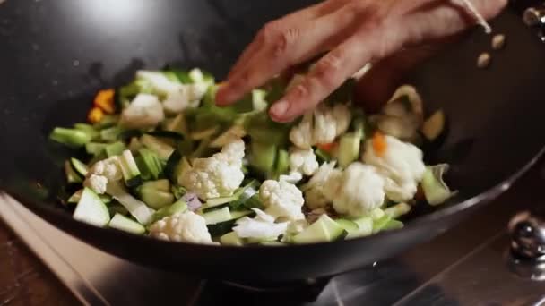 Жінка Кухарка Готує Змішує Овочі Великому Чорному Металевому Пробудженні — стокове відео