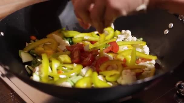 Mujer Chef Prepara Mezcla Los Pimientos Calabacines Coliflores Tomates Wok — Vídeos de Stock