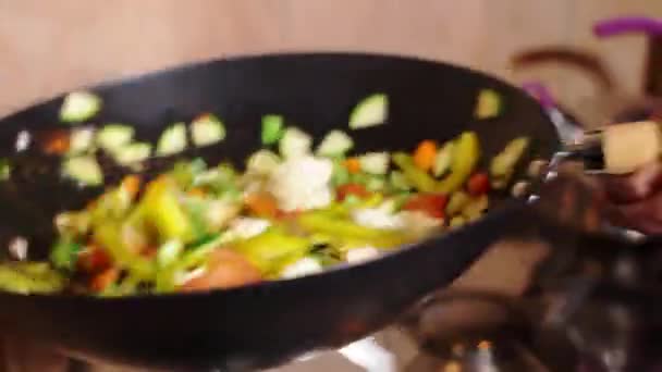 Szef Kuchni Wrzuca Warzywa Dużego Metalowego Woka Papryka Cukinie Kalafiory — Wideo stockowe