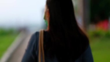 Fotoğraf çekmek için akıllı telefon kullanan Asyalı kadın..