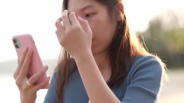 Mujer Joven Usando Teléfono Inteligente Playa Tropical Atardecer Vacaciones Concepto — Vídeos de Stock