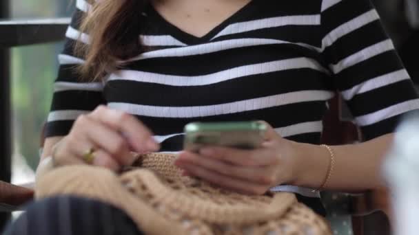 Женщина Носящая Медицинскую Маску Кофейне Пользуется Телефонными Листочками Просматривает Поисковые — стоковое видео