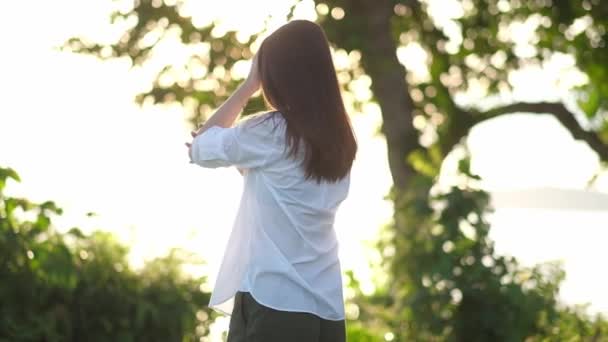 Mujer Joven Libre Camisa Blanca Levantarse Brazos Aire Estirarse Amanecer — Vídeos de Stock