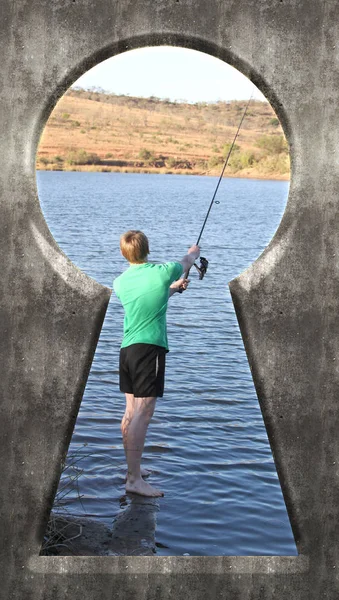Сквозь Замочную Скважину Мальчик Рыбачит Озере — стоковое фото