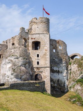 Ogrodzieniec Kalesi - Polonya harap bir ortaçağ kalesi