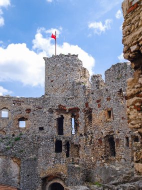 Ogrodzieniec Kalesi - Polonya harap bir ortaçağ kalesi