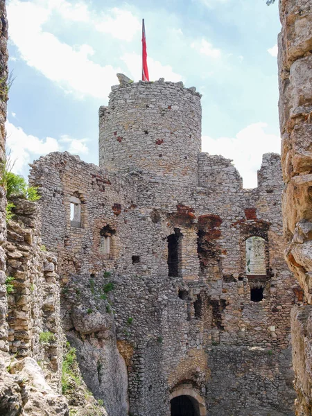 Ogrodzieniec 被毁坏的中世纪城堡在波兰 — 图库照片