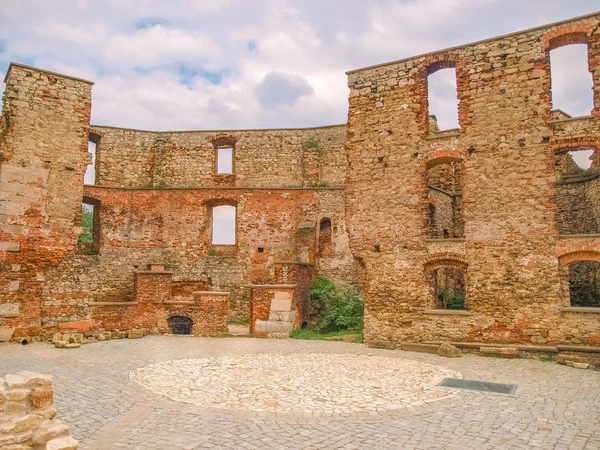 Siewierz Kalesi - Polonya harap bir Gotik Kalesi