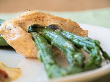 Tavuk göğsü kuşkonmaz ile doldurulmuş