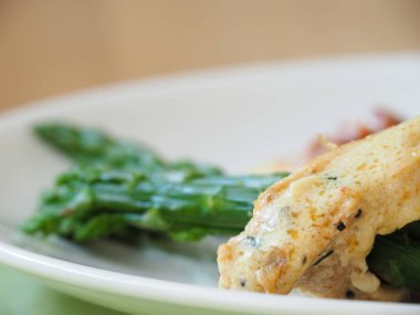 Tavuk göğsü kuşkonmaz ile doldurulmuş