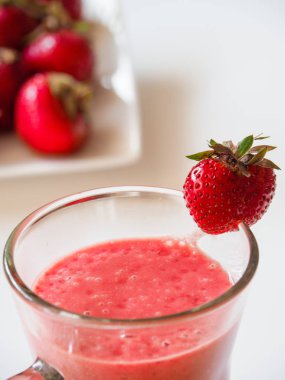 Muz ve süt ile çilek güler yüzlü