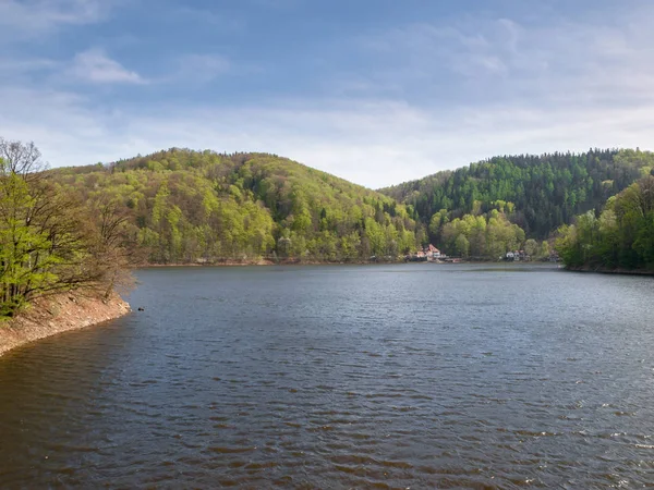 Bystrzyckie Gölü'nün görünümü