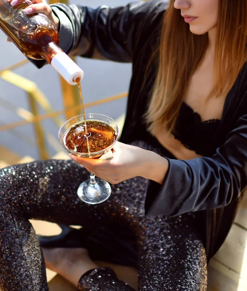 Beautiful fashion woman drink gold glitter martini cosmopolitan cocktail — Stock Photo, Image