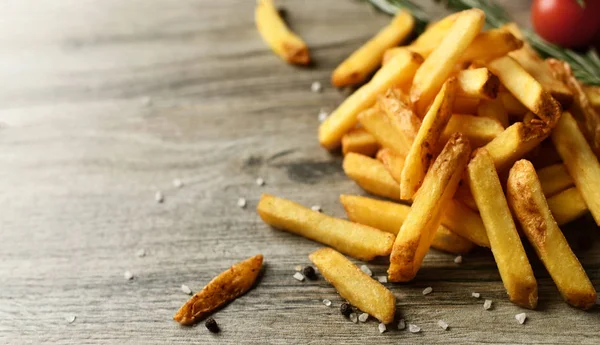 Batatas fritas refeição batatas fritas com no fundo de madeira. Dieta de perda de peso não saudável — Fotografia de Stock