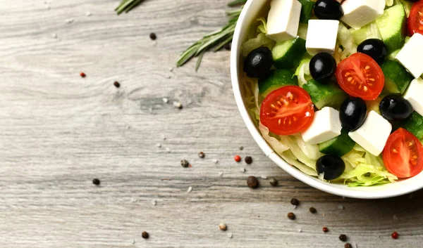 Insalata di verdure greca su sfondo di legno con spazio per il testo — Foto Stock