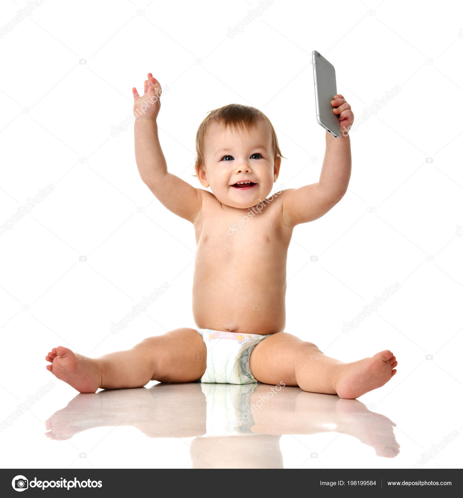 Menino Bebê Com Telefone Celular. Criança Pequena Tentando Brincar Com O  Telefone Celular. Primeiros Aplicativos De Jogos Educativos Para Crianças.  Infantil E Tecnologia. Criança Brincando Com Telefone. Foto Royalty Free,  Gravuras, Imagens