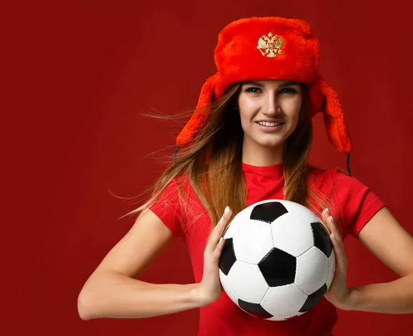 Russo estilo fã esporte mulher jogador em uniforme vermelho dar bola de futebol comemorando feliz sorrindo — Fotografia de Stock