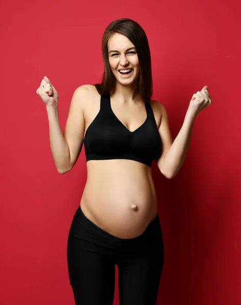 Jovem grávida feliz mãe mulher feliz sorrindo no vermelho — Fotografia de Stock