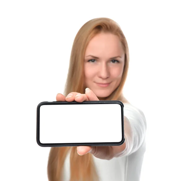 Junge Frau zeigt neues Handy mit schwarzem Bildschirm — Stockfoto