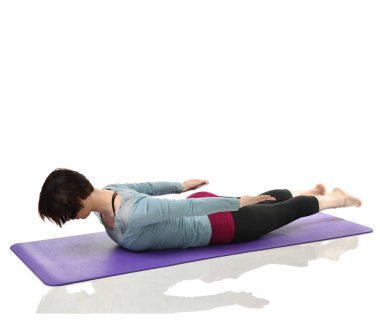 Anne Kadın Doğum sonrası egzersiz yaparken egzersiz. Kadın fitness jimnastik salonu iş dışarı egzersizleri ellerde ve germe