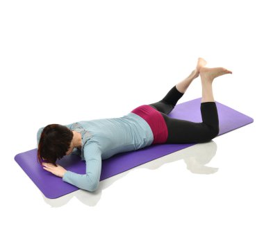 Anne Kadın Doğum sonrası egzersiz yaparken egzersiz. Kadın fitness jimnastik salonu iş dışarı egzersizleri ellerde ve germe