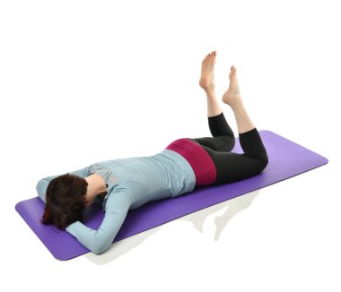 Anne Kadın Doğum sonrası egzersiz yaparken egzersiz. Kadın fitness jimnastik salonu iş dışarı egzersizleri ellerde ve germe