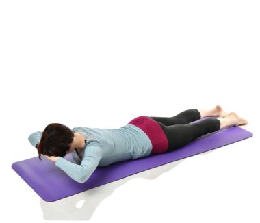 Anne Kadın Doğum sonrası egzersiz yaparken egzersiz. Kadın fitness jimnastik salonu iş dışarı egzersizleri ellerde ve germe