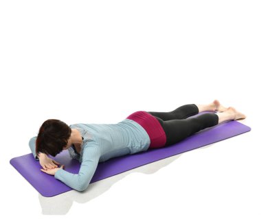 Anne Kadın Doğum sonrası egzersiz yaparken egzersiz. Kadın fitness jimnastik salonu iş dışarı egzersizleri ellerde ve germe