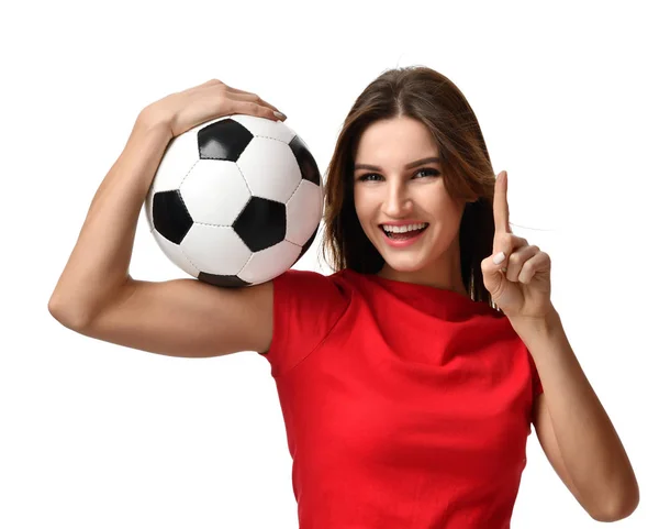 Mujer en camiseta roja mantenga pelota de fútbol celebrando apuntar un dedo hacia arriba ganador firmar espacio libre copia de texto —  Fotos de Stock