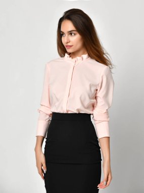 Genç güzel kadın yeni bir geçici ofis beze poz