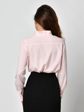 Beyaz izole yeni geçici ofis bez arka dikiz poz genç güzel kadın