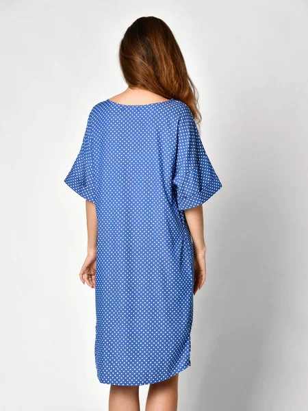 Jeune belle femme posant dans une nouvelle robe d'été décontractée à rayures bleues sur gris — Photo