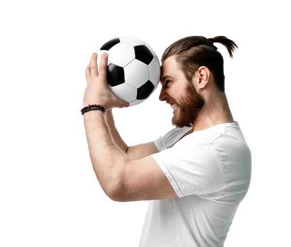 Fútbol fan man hold bola celebrando feliz riendo gritando en voz alta en la tapa aislado en blanco — Foto de Stock